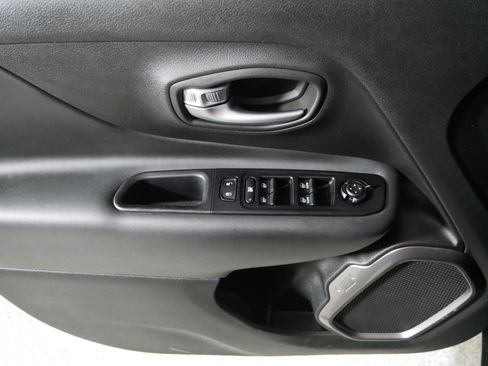 Used 2019 Jeep Renegade Limited image 19