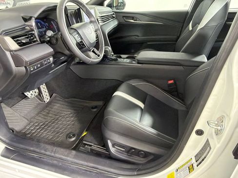 Used 2025 Toyota Camry SE w/ Convenience Package image 9