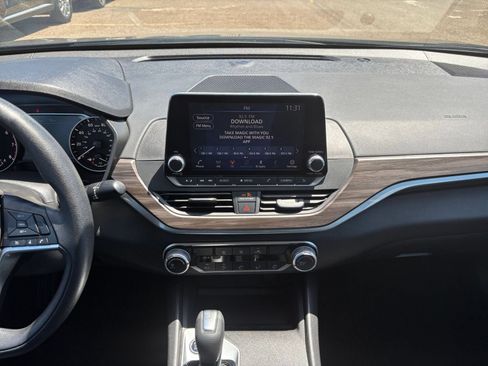 Used 2025 Nissan Altima 2.5 SV FWD image 17