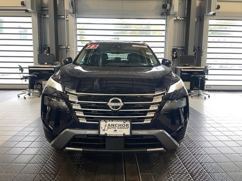Used 2025 Nissan Rogue SL AWD/4WD image 2