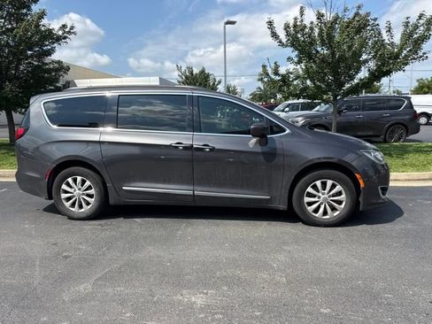 Used 2017 Chrysler Pacifica Touring-L FWD image 2