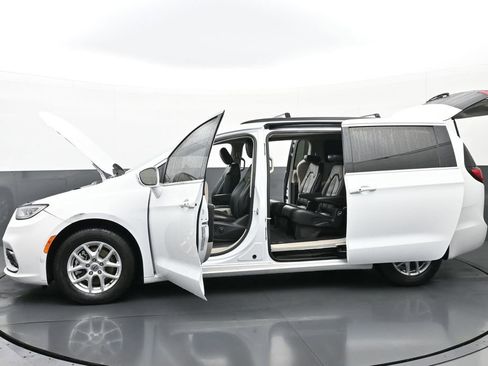 Used 2022 Chrysler Pacifica Touring-L image 44