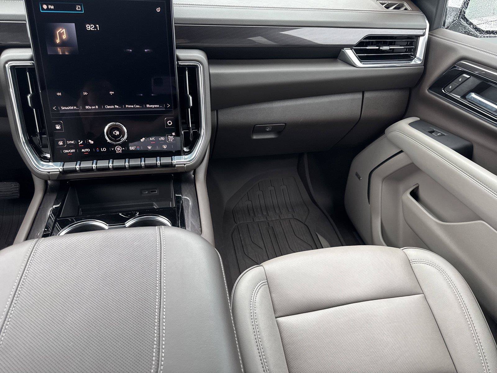 Used 2025 GMC Yukon Elevation AWD/4WD image 16
