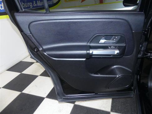 Used 2020 Mercedes-Benz GLB 250 4MATIC w/ Premium Package image 30