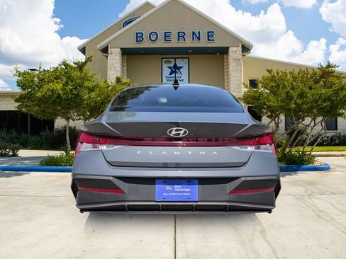Used 2025 Hyundai Elantra SE FWD image 4