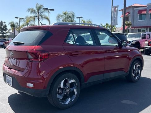 Used 2025 Hyundai Venue SEL image 3