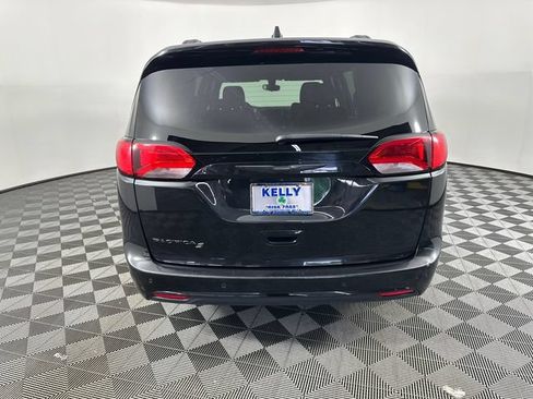 Certified 2018 Chrysler Pacifica Touring-L w/ Premium Audio Group FWD image 6