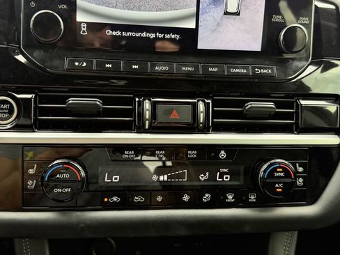 Used 2024 Nissan Pathfinder Platinum FWD image 24