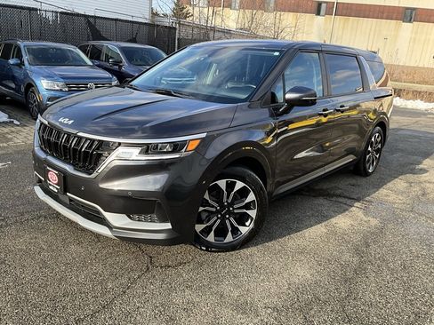 Used 2024 Kia Carnival EX image 1