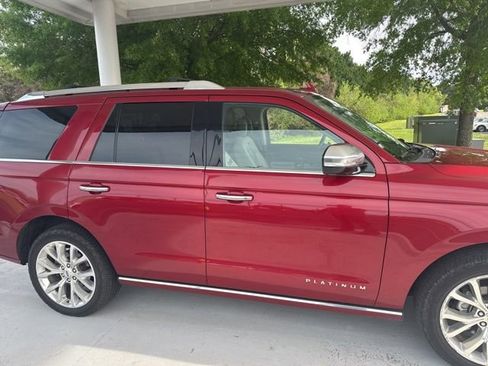 Used 2019 Ford Expedition Platinum image 2