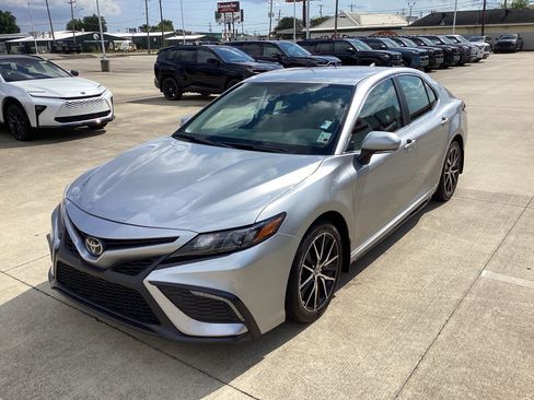 Used 2024 Toyota Camry SE FWD image 3