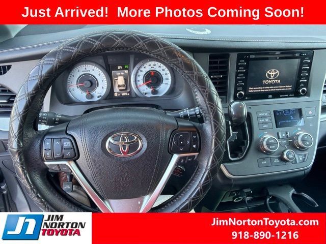 Used 2020 Toyota Sienna SE w/ SE Preferred Package FWD image 10
