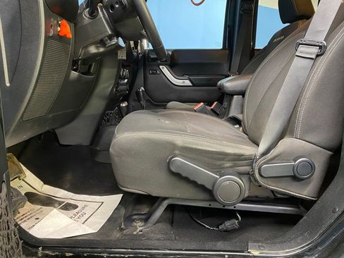 Used 2017 Jeep Wrangler Unlimited Sahara image 14