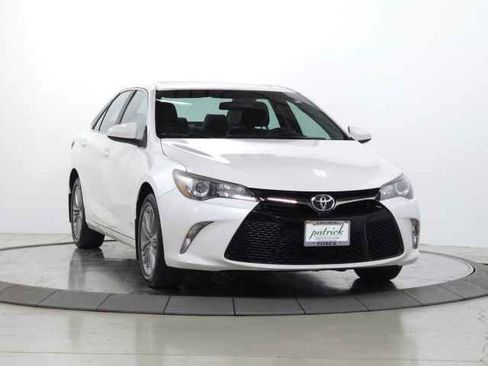 Used 2017 Toyota Camry SE w/ Moonroof Package FWD image 1