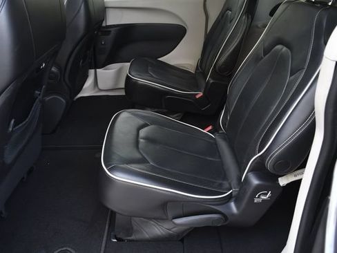 Used 2023 Chrysler Pacifica Limited FWD image 23