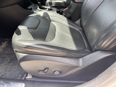 Used 2019 Jeep Cherokee Limited w/ Technology Group AWD/4WD image 29
