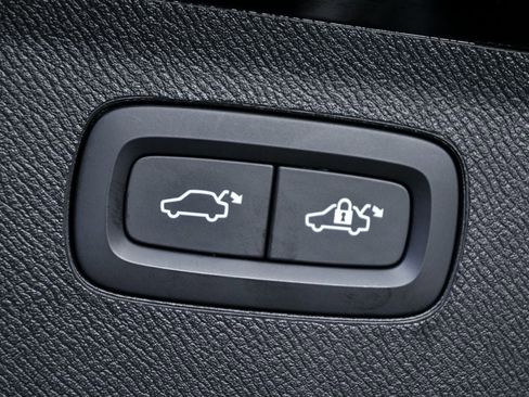 Certified 2025 Volvo XC90 B5 Core AWD/4WD image 33
