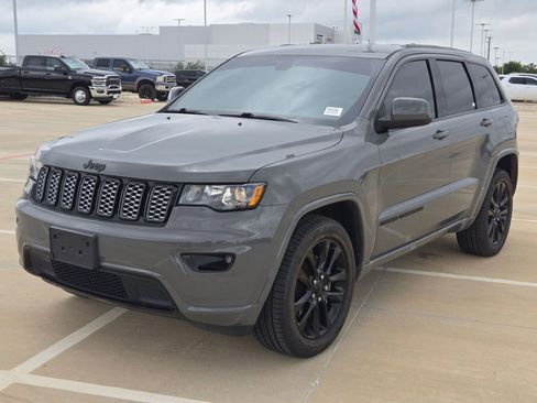 Used 2021 Jeep Grand Cherokee Laredo X AWD/4WD image 7
