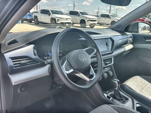 Used 2023 Volkswagen Taos SE w/ Panoramic Sunroof Package FWD image 10