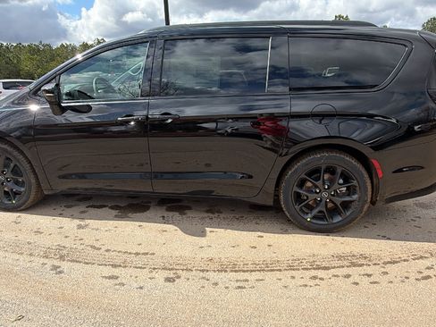 New 2026 Chrysler Pacifica Select w/ S Appearance Package FWD image 11