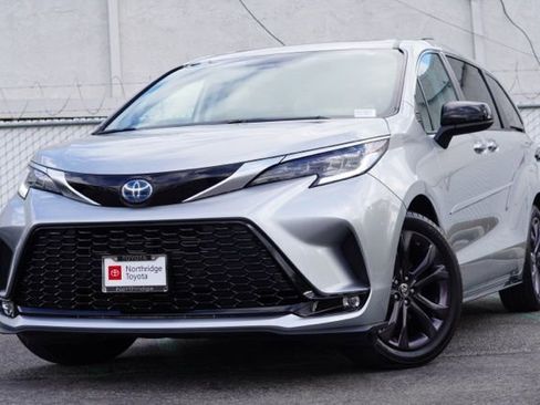 Used 2024 Toyota Sienna XSE image 3