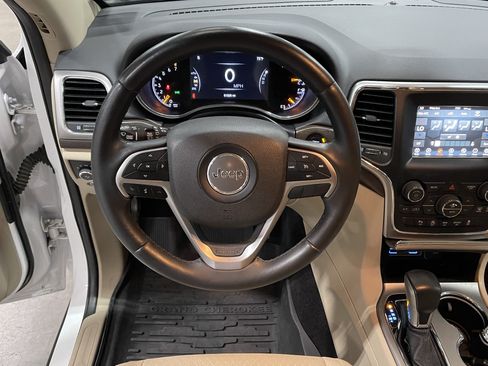 Used 2018 Jeep Grand Cherokee Laredo AWD/4WD image 13