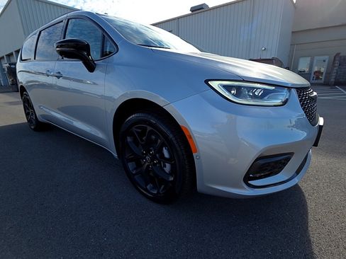 New 2026 Chrysler Pacifica Select w/ S Appearance Package AWD/4WD image 3