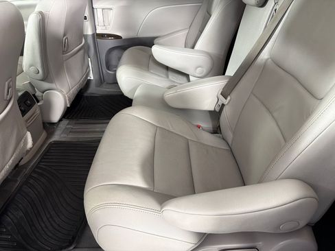 Used 2019 Toyota Sienna XLE w/ XLE Navigation Package FWD image 16
