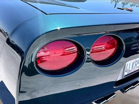 Used 2000 Chevrolet Corvette Convertible w/ Performance Handling Pkg RWD image 19