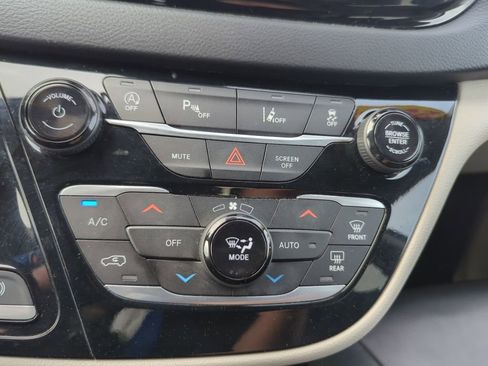 Used 2023 Chrysler Pacifica Touring-L FWD image 19