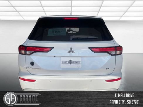 Used 2024 Mitsubishi Outlander FWD image 11