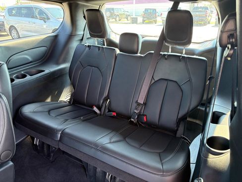 Used 2026 Chrysler Pacifica Select FWD image 30