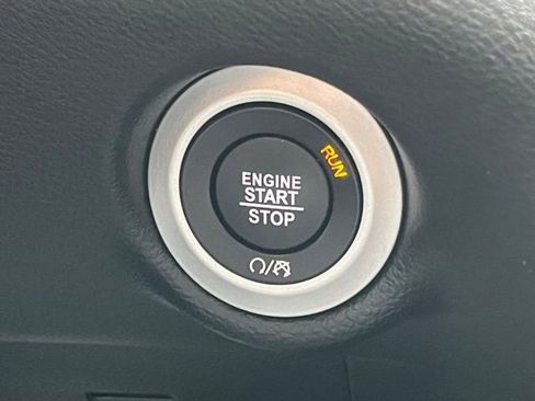 Used 2025 Chrysler Pacifica Select FWD image 15