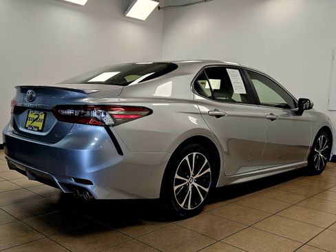 Used 2018 Toyota Camry SE image 4