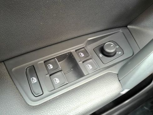 Used 2018 Volkswagen Tiguan SE w/ Panoramic Sunroof Package FWD image 33