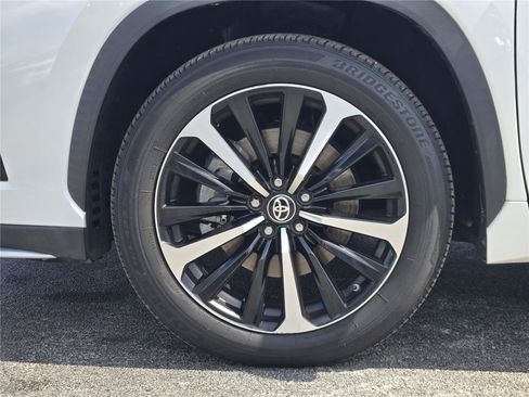 Used 2021 Toyota Highlander XSE FWD image 11