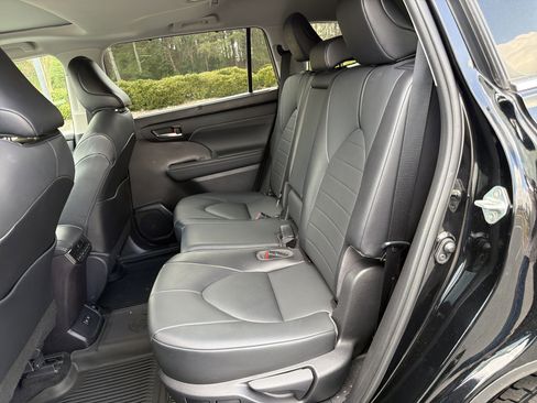 Used 2021 Toyota Highlander XLE image 21