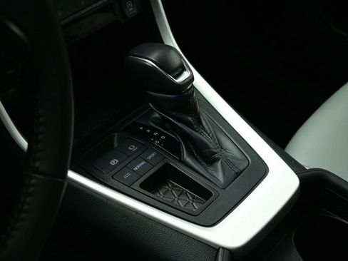 Used 2020 Toyota RAV4 XLE Premium image 21