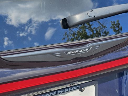 Used 2025 Chrysler Pacifica Limited FWD image 32