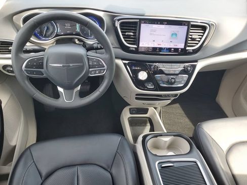 Used 2024 Chrysler Pacifica Touring-L FWD image 12