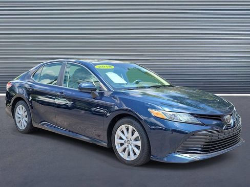 Used 2018 Toyota Camry LE FWD image 2