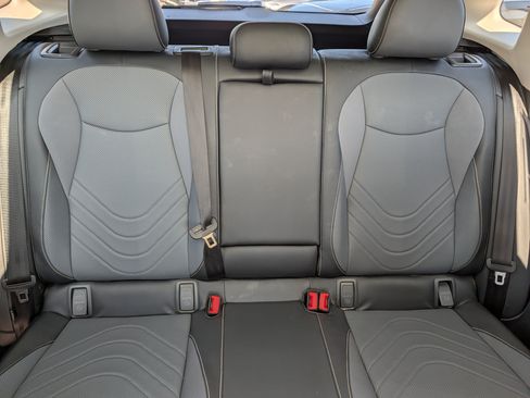 Certified 2025 Volkswagen Tiguan SE w/ Panoramic Sunroof Package AWD/4WD image 13