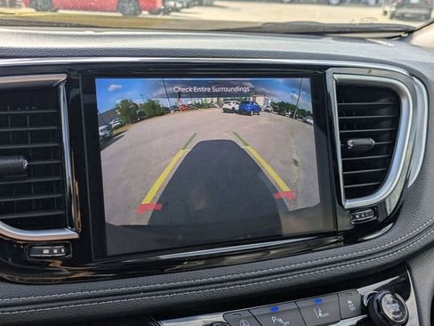 Used 2025 Chrysler Pacifica Limited FWD image 21