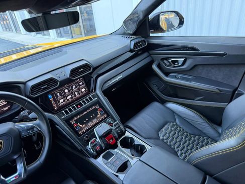 Used 2021 Lamborghini Urus AWD/4WD image 31