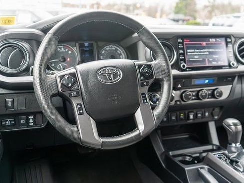 Used 2022 Toyota Tacoma TRD Off-Road w/ Technology Package AWD/4WD image 13