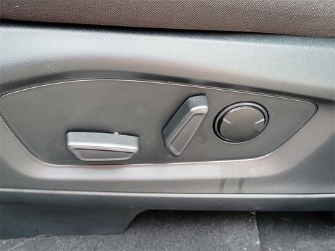 Used 2023 Ford Explorer XLT image 23