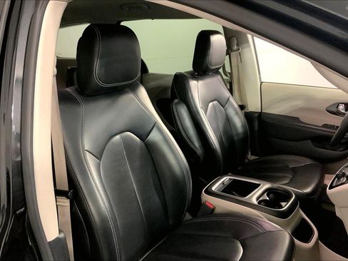 Used 2023 Chrysler Pacifica Touring-L FWD image 7