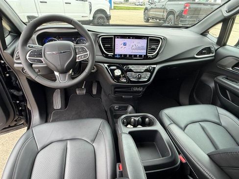 Used 2025 Chrysler Pacifica Select FWD image 21