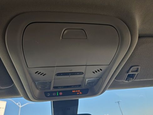 Used 2024 GMC Terrain SLT image 39