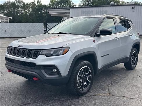 Used 2025 Jeep Compass Trailhawk AWD/4WD image 5
